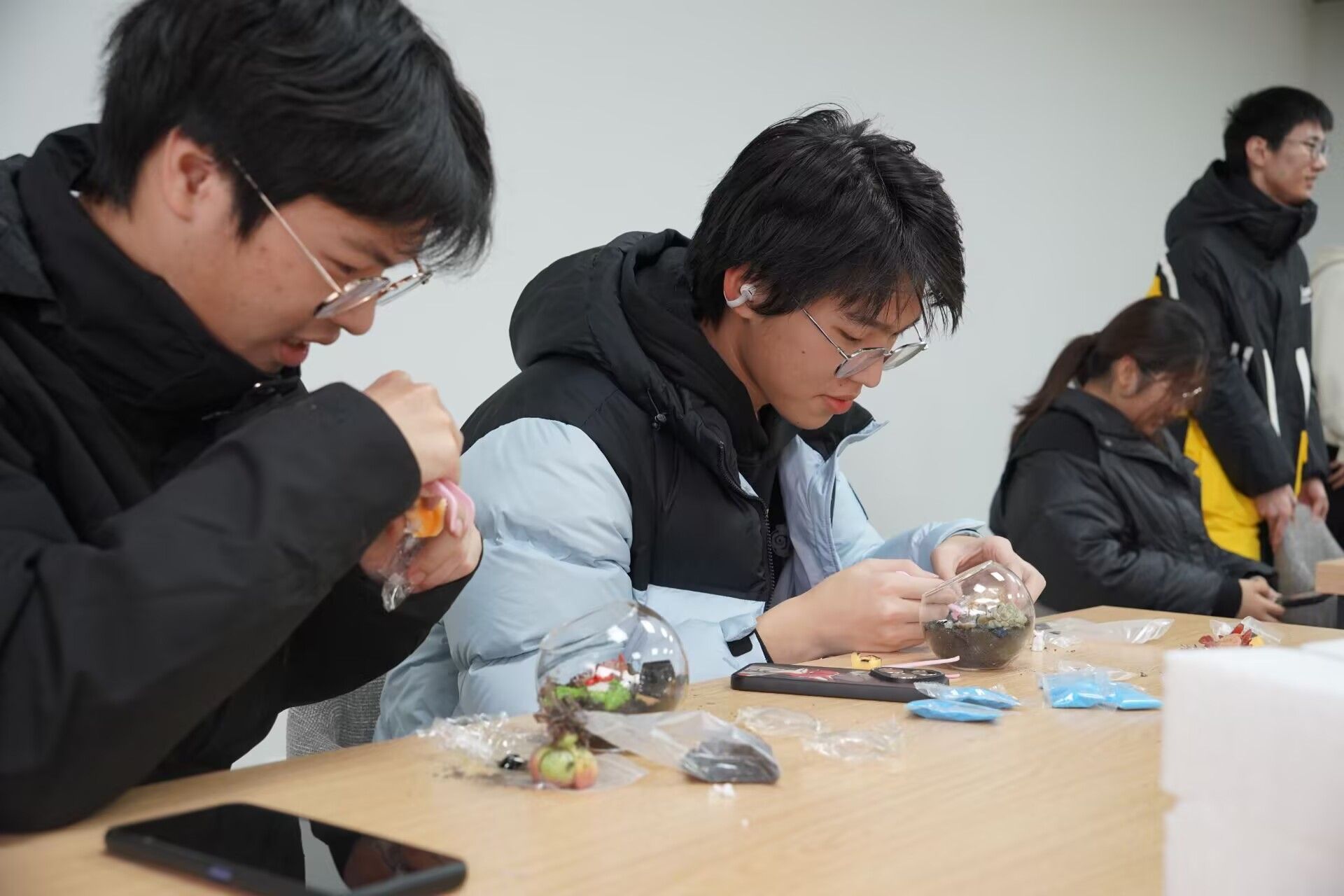 重庆大学“小绿植悄悄话”公益活动启幕 微景观DIY打造学生专属情绪疗愈基地