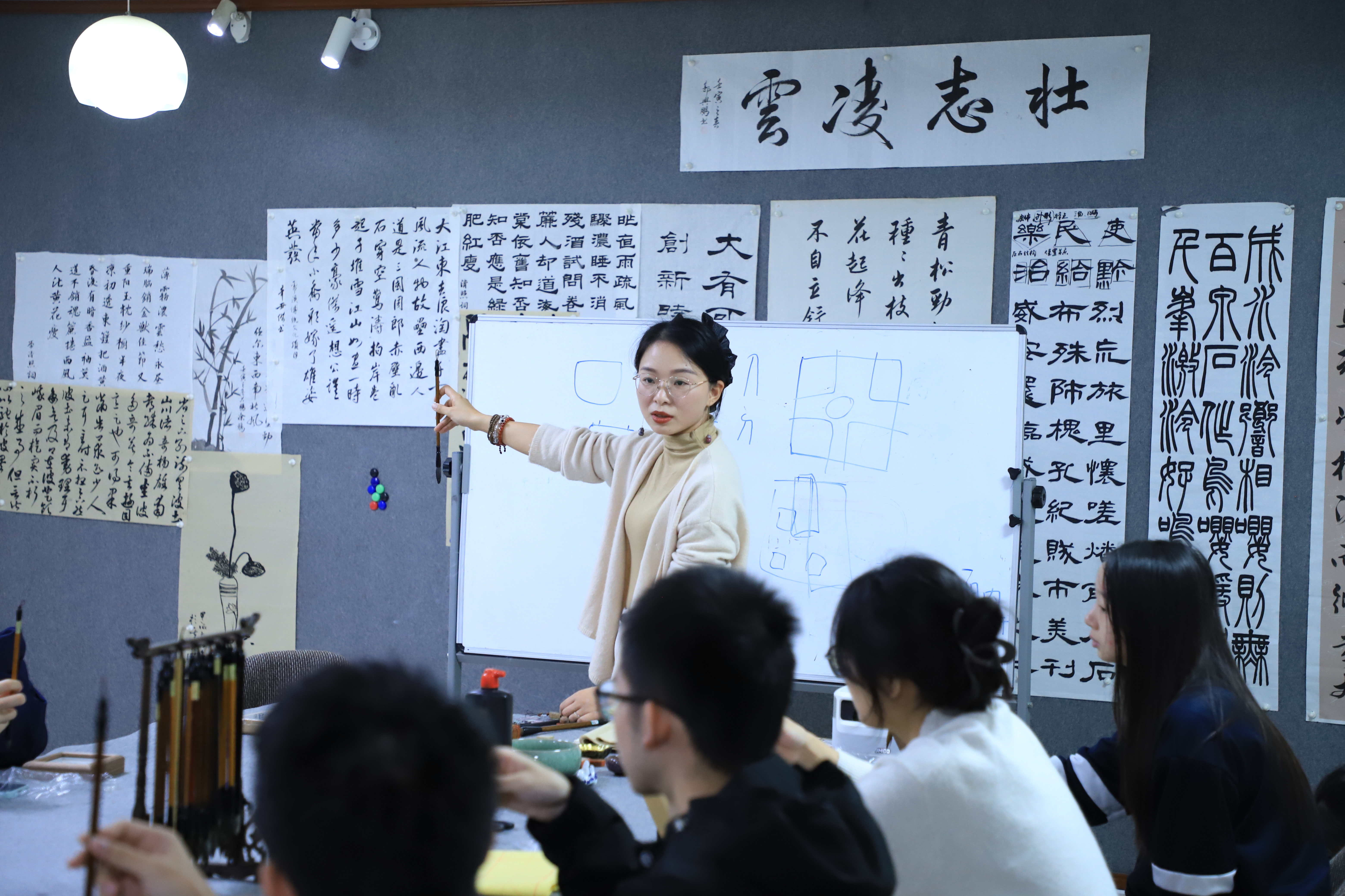 传统文化熏陶项目组顺利开展第34期书法教学活动-重庆大学党委学工部