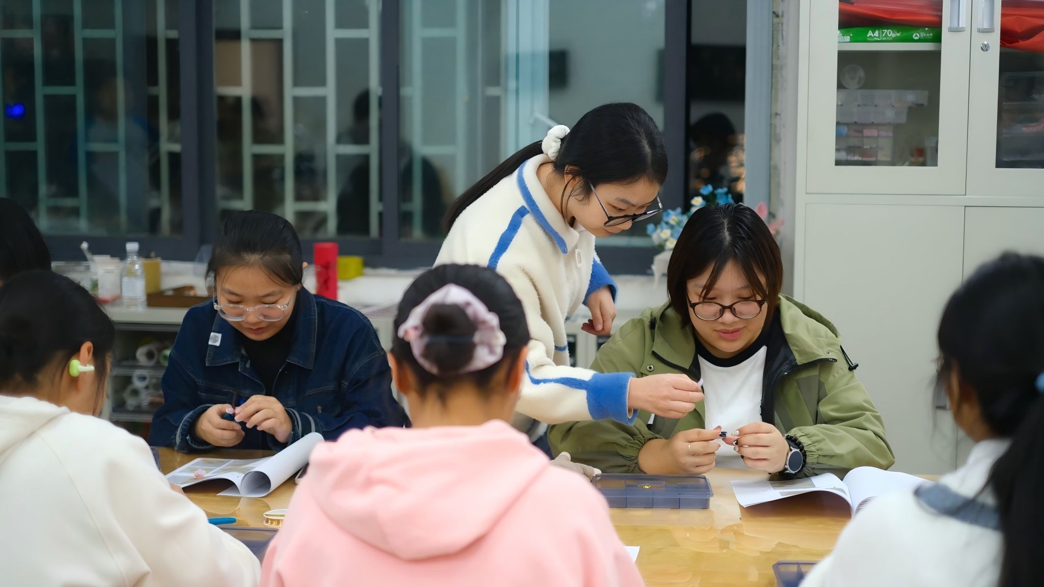 传统文化熏陶项目组顺利开展第五十五期郁金香发簪制作活动