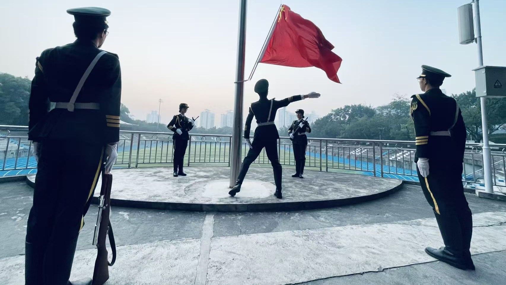 重庆大学举行“11·27”烈士殉难76周年纪念日升国旗仪式