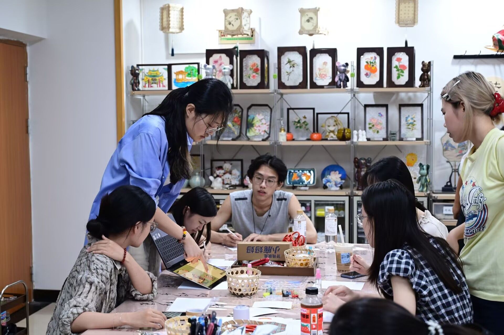传统文化熏陶项目组美学之道顺利开展非遗沙画活动