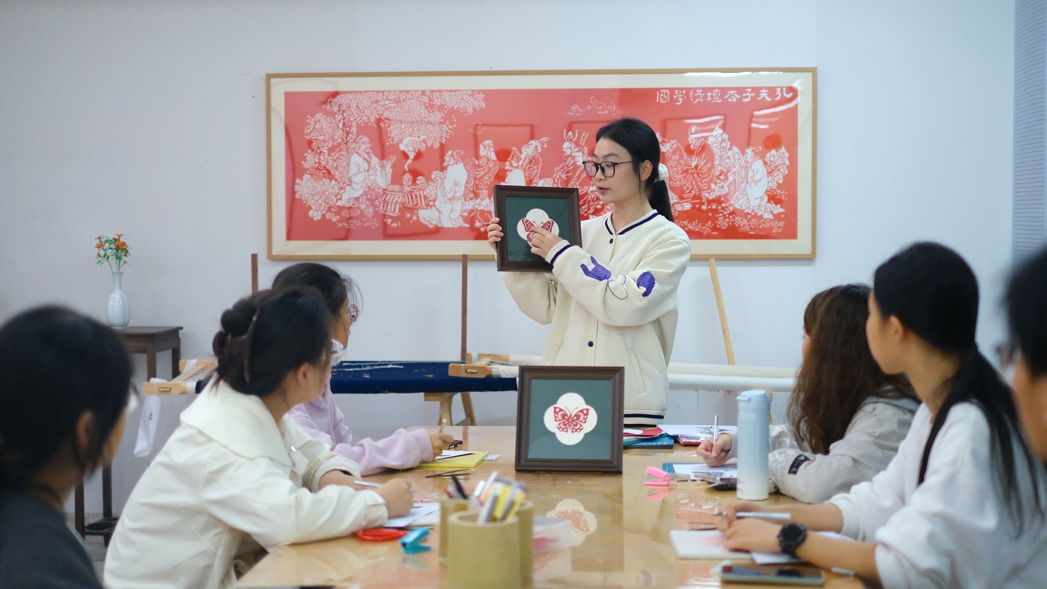 “一站式”学生社区传统文化熏陶项目组顺利开展蝴蝶剪纸活动