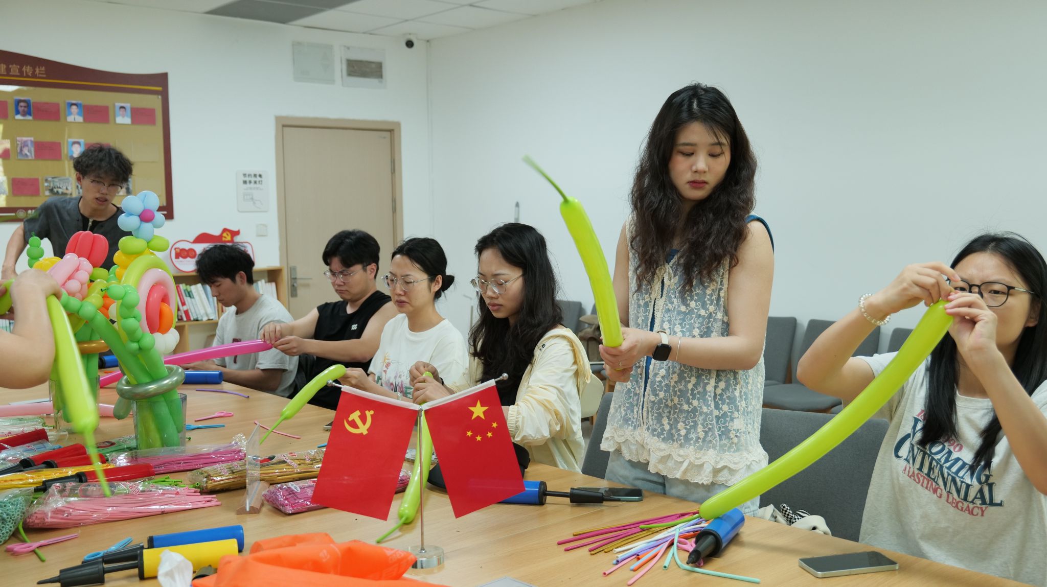 素质能力提升项目组成功开展 “气球奇缘·指尖造梦”活动