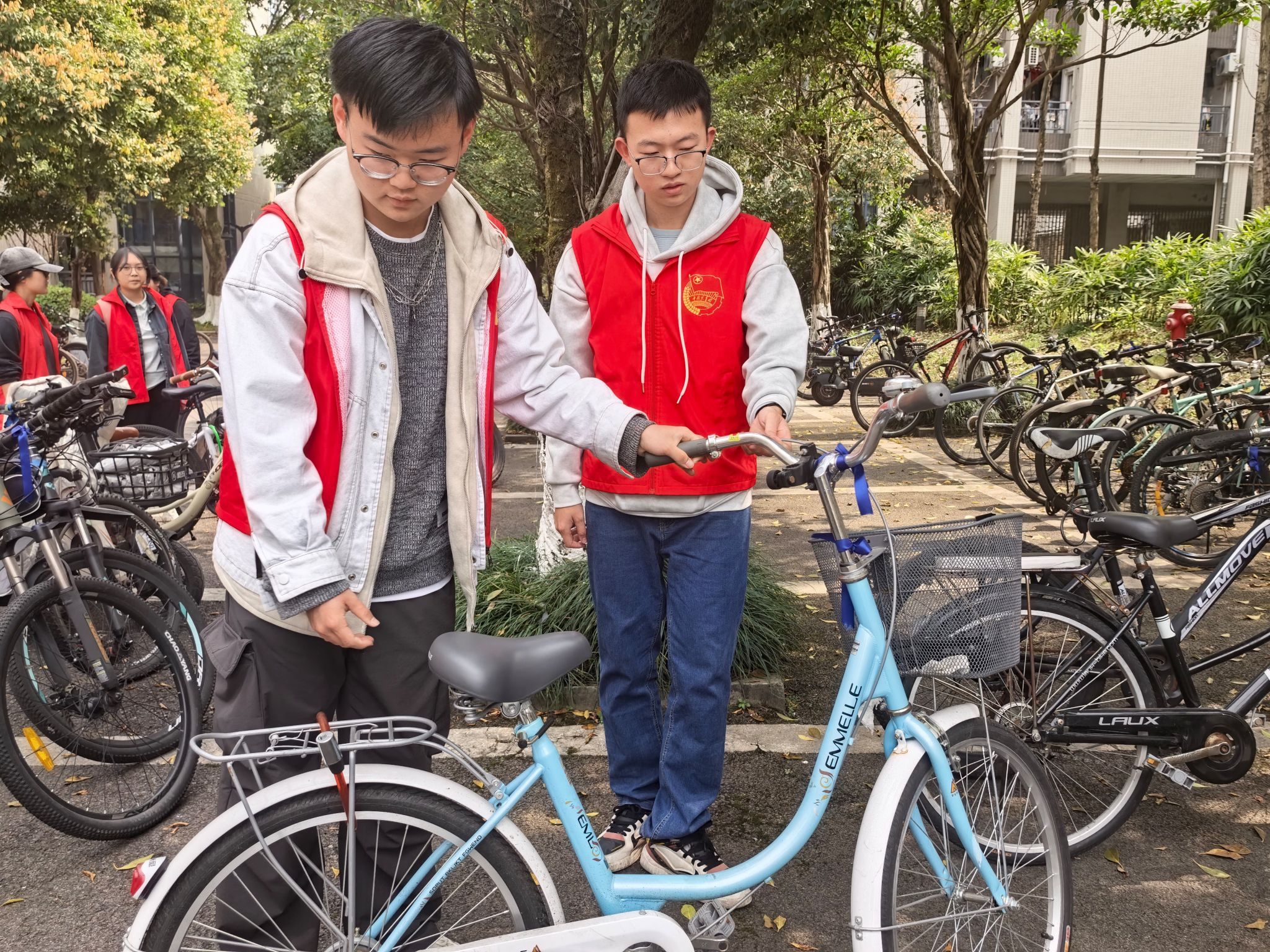 规范校园停车 护航安全出行——“一站式”学生社区“文明的轱辘”再出发