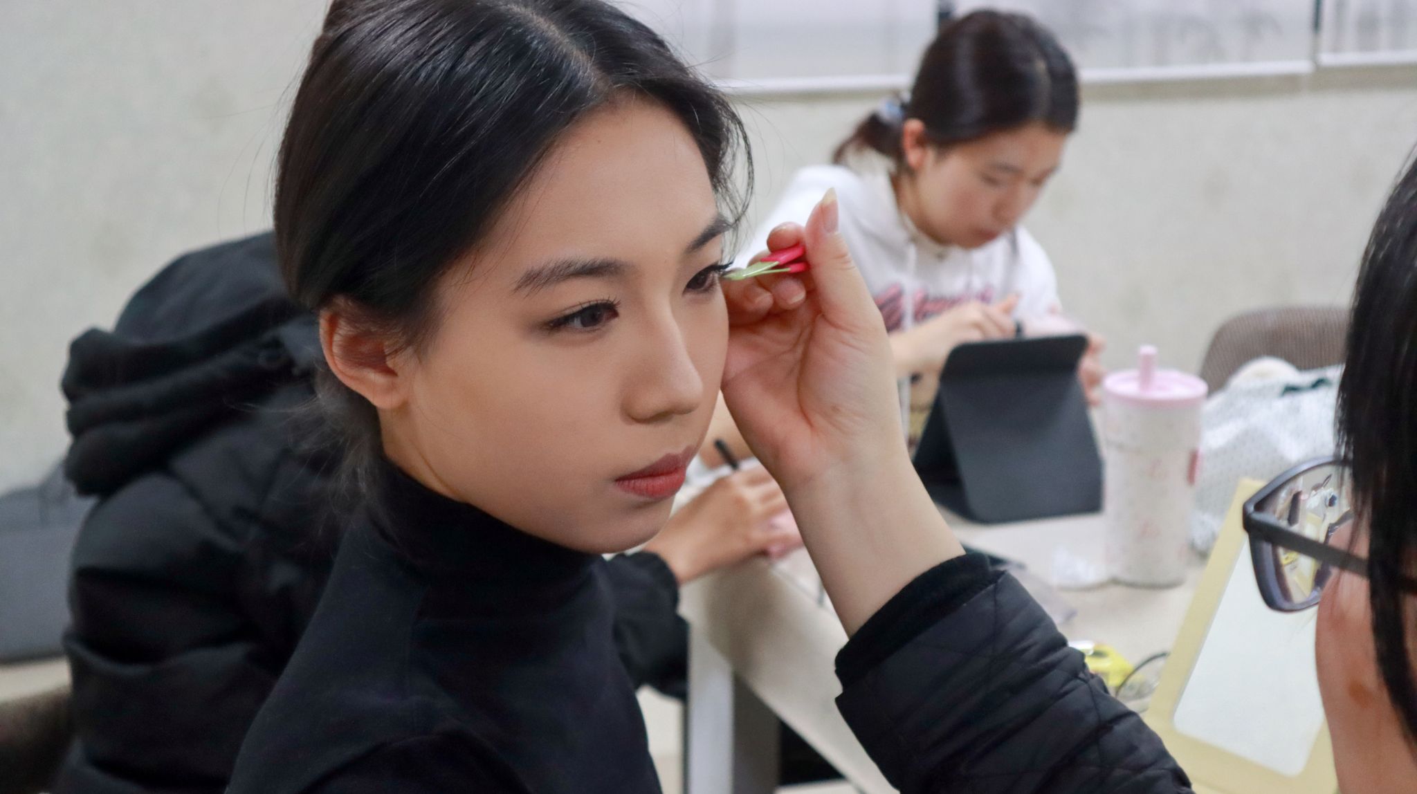 内修外塑展风采——礼仪队开展专业化妆培训