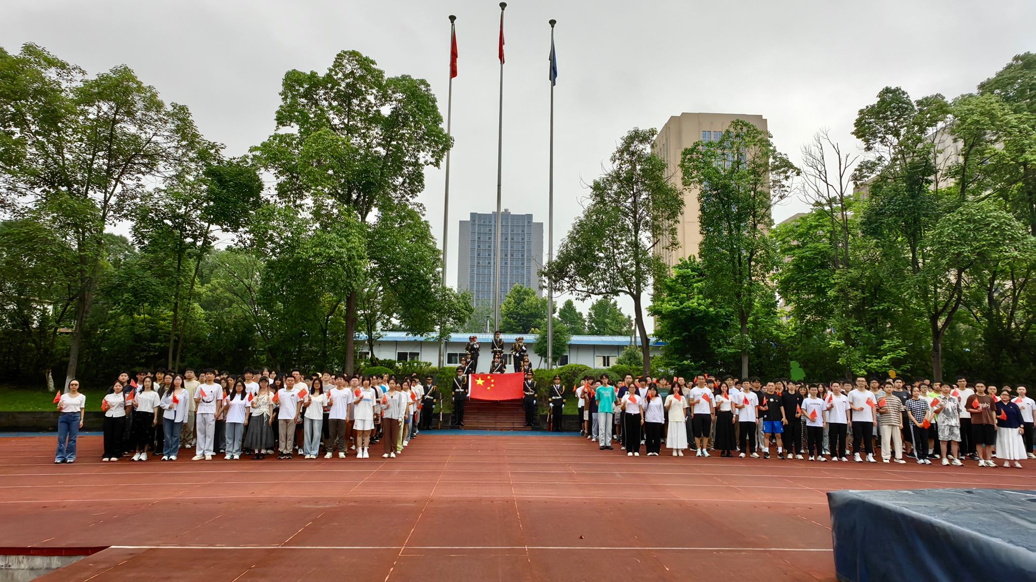 重庆大学举行“七一”升国旗仪式