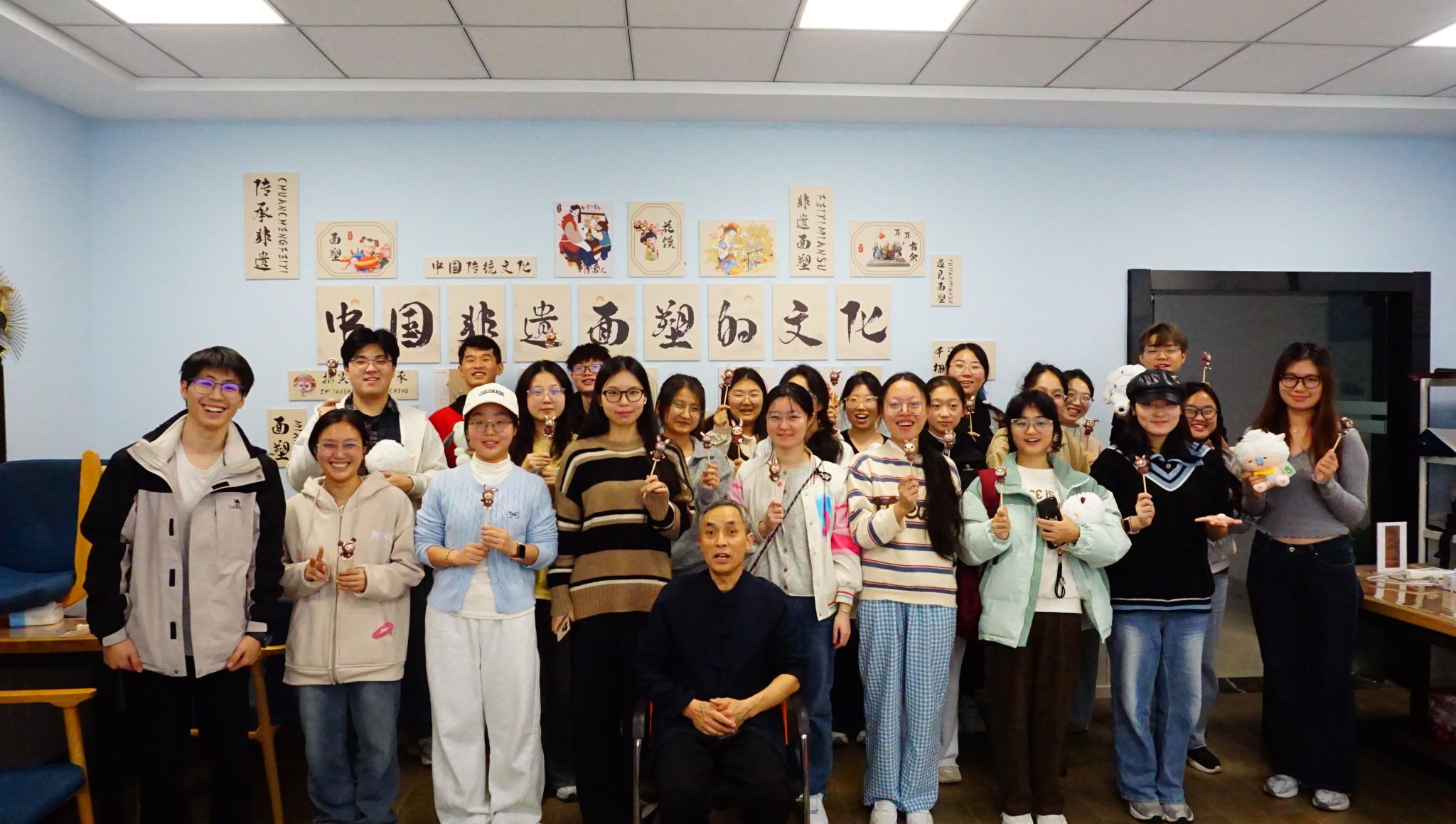 “一站式”学生社区｜顺利开展第三、四期 “巧手捏万象·指尖传非遗”活动