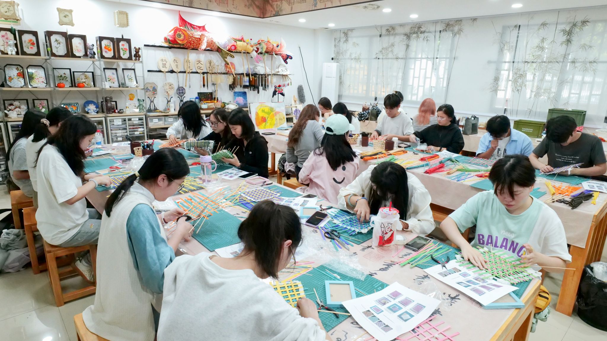 “一站式”学生社区传统文化熏陶项目组成功举办非遗竹编体验活动