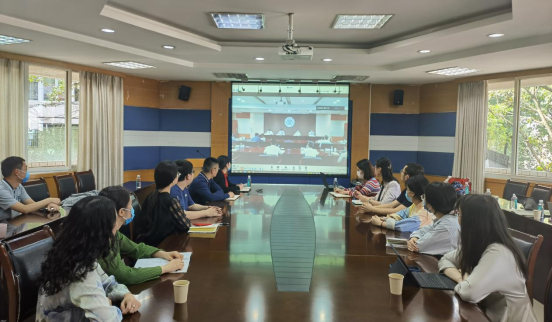 学工部组织学习全国两会精神传达报告